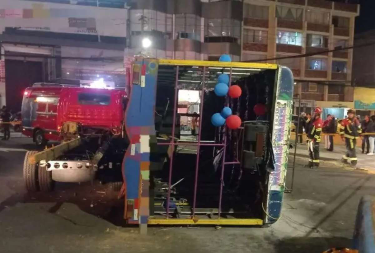 Un video captó el instante en que la chiva perdió estabilidad y se volcó.