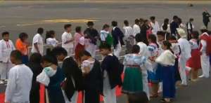 Ni&ntilde;os ind&iacute;genas esperan al Papa en la pista del aeropuerto 