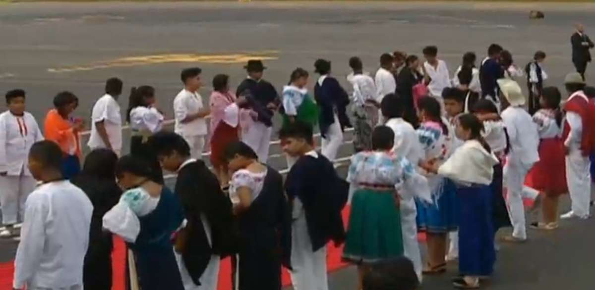 Ni&ntilde;os ind&iacute;genas esperan al Papa en la pista del aeropuerto 