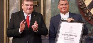 El mandatario recibi&oacute; la distinci&oacute;n de manos del rector de la Universidad de La Habana, Gustavo Cobreiro.