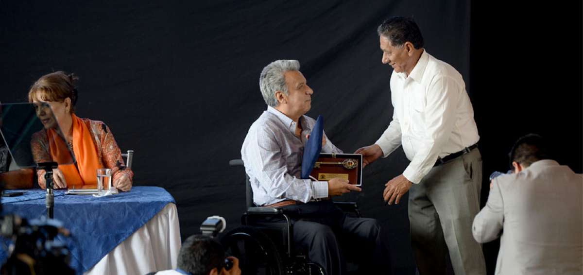 El presidente Len&iacute;n Moreno recibi&oacute; las llaves de la ciudad de Daule por parte del burgomaestre de la ciudad, Pedro Salazar.