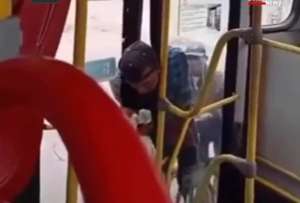 Presunto ladr&oacute;n qued&oacute; colgado de un bus al intentar huir. El hecho qued&oacute; en video.