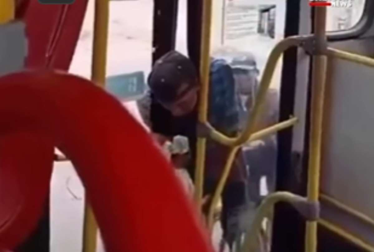 Presunto ladr&oacute;n qued&oacute; colgado de un bus al intentar huir. El hecho qued&oacute; en video.