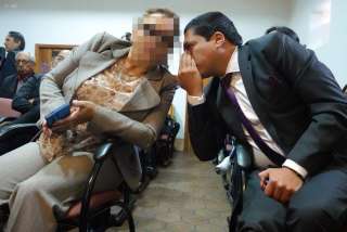 La hija e hija política de Rosa A. fueron removidas de las jefaturas de dos unidades médicas del hospital José Carrasco Arteaga. Mientras el Comité del Sindicato de Trabajadores acusa a los medios de &quot;causarle daños psicológicos y físicos a la investigada&quot;