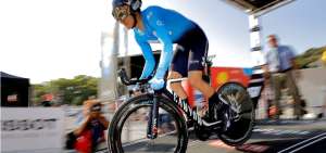 El ciclista ecuatoriano, Richard Carapaz, en la partida de la primera etapa, una contrarreloj individual, que se realiz&oacute; en M&aacute;laga con un recorrido de 8 kil&oacute;metros. El australiano Rohan Dennis se ubica como l&iacute;der de la competencia.