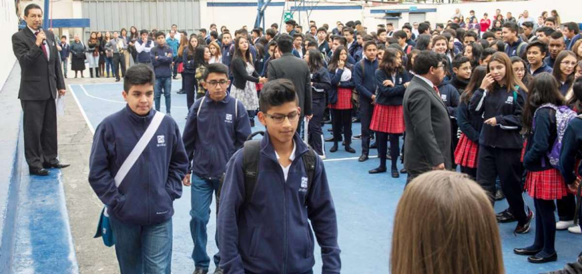 Ayer, en el colegio Andino, norte de Quito, se inaugur&oacute; el a&ntilde;o escolar con los estudiantes de bachillerato.