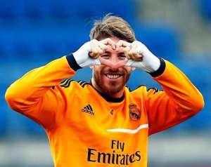 Sergio Ramos, jugador del Real Madrid, le regala aun coraz&oacute;n a la hinchada "merengue". Foto: @realmadrid