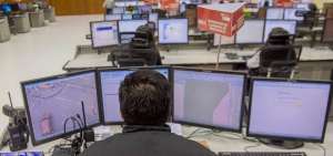 Personal del ECU911 durante el monitoreo a trav&eacute;s de las c&aacute;maras.