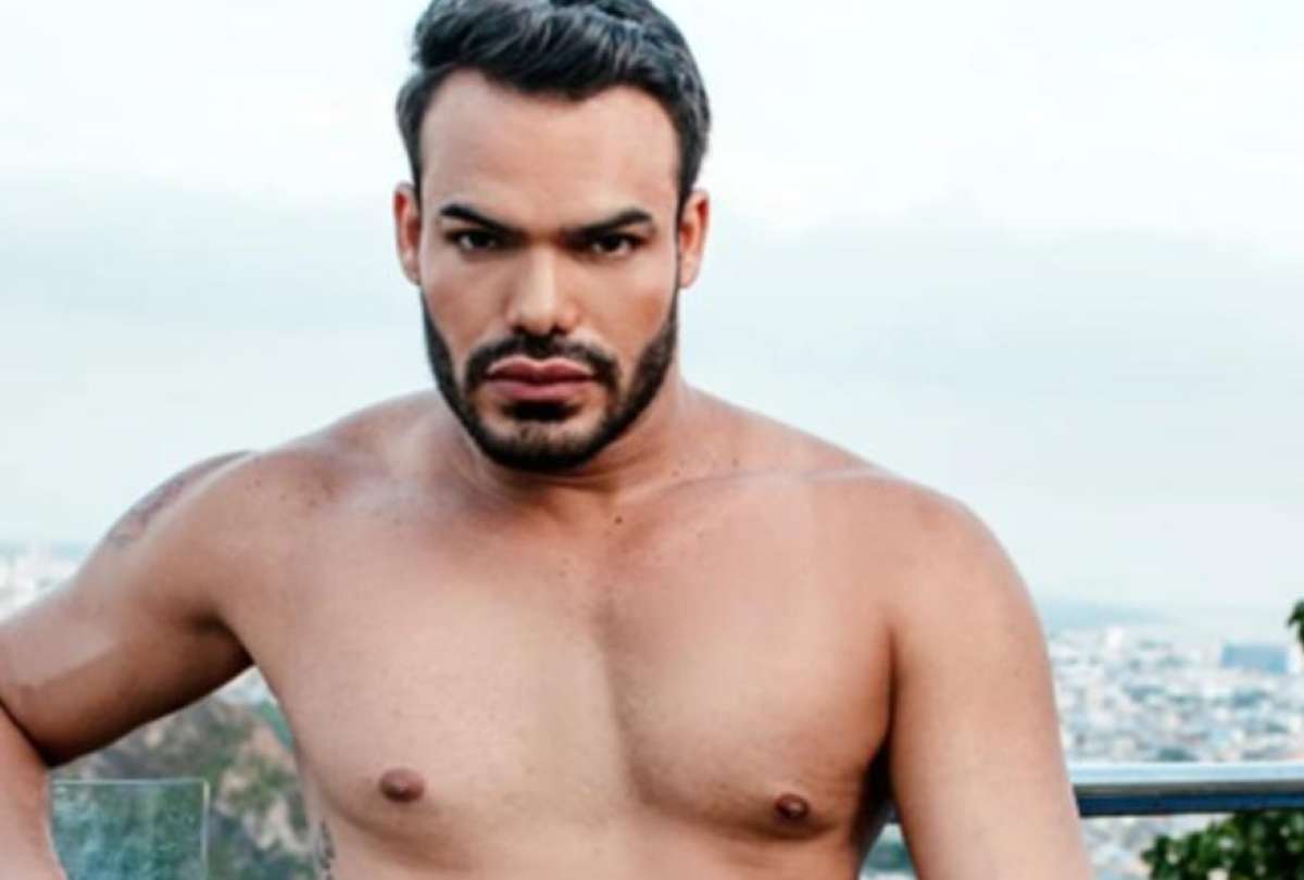  El comunicador y modelo "Emilio Sueños" murió tras estar en cuidados intensivos por complicaciones en su salud.