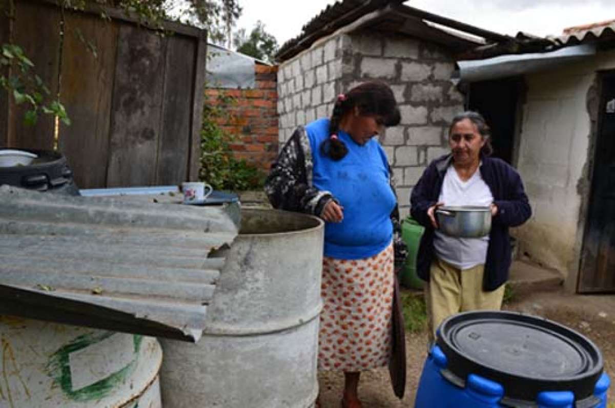 En los asentamientos de Pueblo Nuevo, sector de San Crist&oacute;bal, los habitantes no disponen de alcantarillado ni agua potable. Foto: Jos&eacute; Luis LLivisaca |  El Tel&eacute;grafo