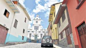  El barrio El Vecino est&aacute;  en la parte norte de la ciudad. Su iglesia se destaca y sigue siendo el apoyo espiritual de sus habitantes. Fotos: Jos&eacute; Luis LLivisaca |  El Tel&eacute;grafo