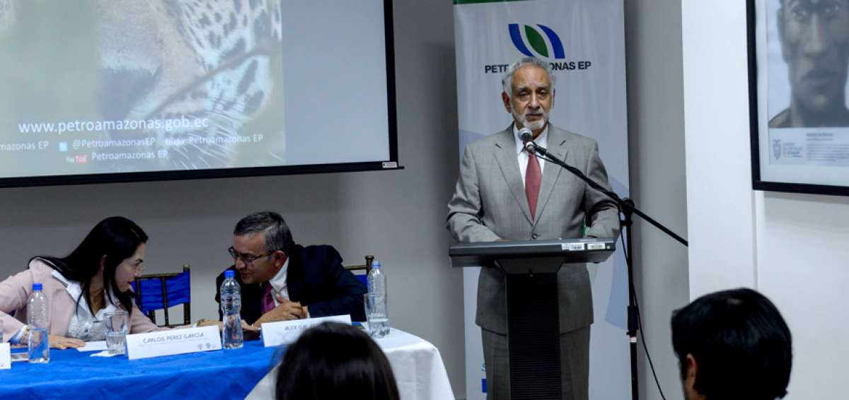 De izquierda a derecha, Eva Garc&iacute;a (ministra de Industrias), &Aacute;lex Gal&aacute;rraga (gerente de Petroamazonas) y Carlos P&eacute;rez (ministro de Hidrocarburos).