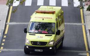 Una ambulancia transporta a un potencial portador del virus &eacute;bola al hospital Carlos III en Madrid. FOTO: AFP 
