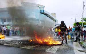 La Polic&iacute;a Nacional intervino en los disturbios a las afueras del Municipio. Foto: Luis Freire / El Tel&eacute;grafo