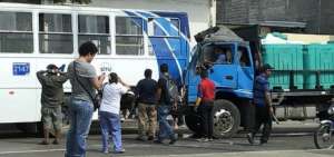El cami&oacute;n impact&oacute; por detr&aacute;s al bus de transporte p&uacute;blico. El acompa&ntilde;ante del veh&iacute;culo de carga muri&oacute;.