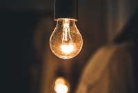 El proyecto Caminos de Luz verifica el funcionamiento de luminarias en centros educativos del país.