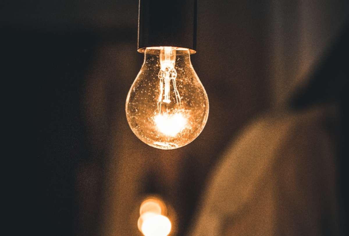 El proyecto Caminos de Luz verifica el funcionamiento de luminarias en centros educativos del país.