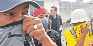 Trabajadores de empresas de la v&iacute;a a Daule se cubr&iacute;an la nariz por temor a una intoxicaci&oacute;n qu&iacute;mica. Foto: Eduardo Escobar.