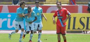 El delantero Elvis Patta (17) celebra el tanto del triunfo junto a Horacio Orz&aacute;n (14) y Facundo Mart&iacute;nez (10).