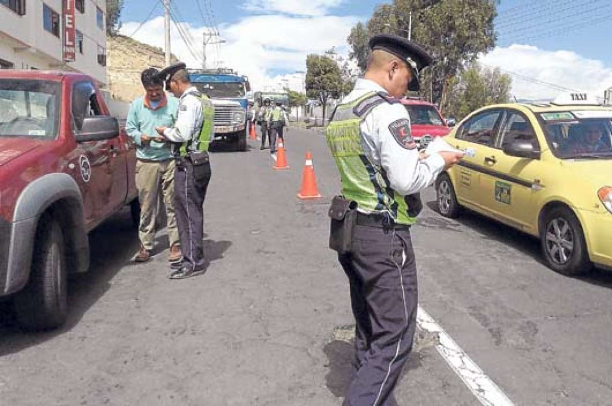 Los operativos de control se incrementan cada d&iacute;a en zonas de alta circulaci&oacute;n, como Huachi El Bel&eacute;n. Jos&eacute; Miguel Castillo.