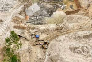 El Ejército ecuatoriano desmanteló un campamento de minería ilegal que operaba en la ribera del río Zamora.
