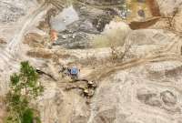 El Ejército ecuatoriano desmanteló un campamento de minería ilegal que operaba en la ribera del río Zamora.