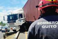 Un tráiler se accidentó en la avenida Simón Bolívar, en Quito