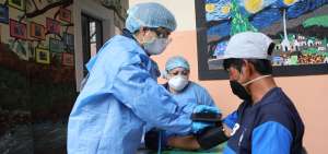 En los dos alojamientos provisionales del Municipio de Quito  se verifica el estado de salud de quienes ingresan.  Profesionales en distintas &aacute;reas mantienen turnos rotativos para atender a los beneficiados.