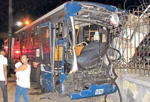 M&aacute;s de 10 heridos deja choque entre bus de la Metrov&iacute;a y una camioneta