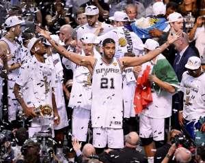 Tim Duncan (c.) celebra su quinto t&iacute;tulo de la NBA en 15 a&ntilde;os jugando para los Spurs. Foto: EFE
