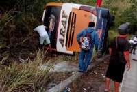 El autobús accidentado quedó a un costado de la vía.