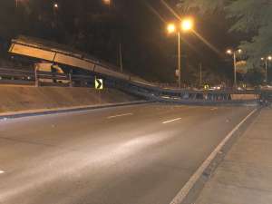 El puente obstruy&oacute; el paso vehicular, por lo que la CTE tuvo que desviar el tr&aacute;nsito por rutas alternas.