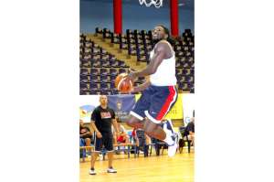 El jugador de la selecci&oacute;n de Estados Unidos, Kennet Faried, en uno de los entrenamientos en Espa&ntilde;a, lo observa un miembro del cuerpo t&eacute;cnico. Foto: EFE.