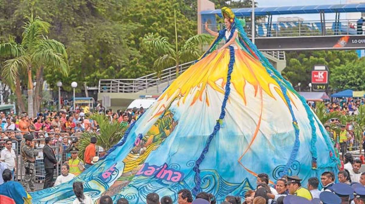 La unidad regional fue representada ayer en el desfile de Manta por la figura de Soy Am&eacute;rica Latina, la Patria Grande, una iniciativa de Ciudad Alfaro. Fotos: Rodolfo P&aacute;rraga / El Tel&eacute;grafo