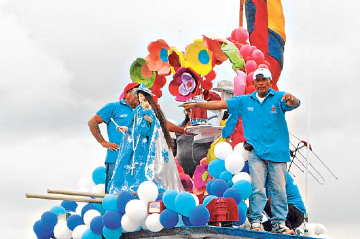 La imagen de la Virgen del Cisne recorri&oacute; 5 millas n&aacute;uticas en Puerto Bol&iacute;var