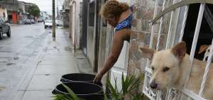 Mar&iacute;a Guerrero, de la cooperativa 18 de Octubre, aprovech&oacute; la lluvia de ayer para abastecerse del l&iacute;quido.
