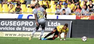 Billy Arce (en el piso) durante el partido ante Aucas.