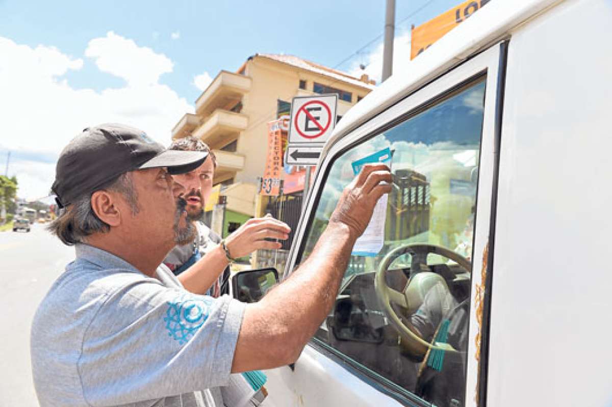 Los inspectores colocan las boletas a los conductores de veh&iacute;culos que superan el tiempo establecido. Jos&eacute; Luis Llivisaca.