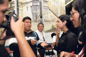 De manera simult&aacute;nea, en Quito y Guayaquil, se present&oacute; la campa&ntilde;a de varios grupos sociales a favor de la Ley de Comunicaci&oacute;n. Foto: Miguel Castro.