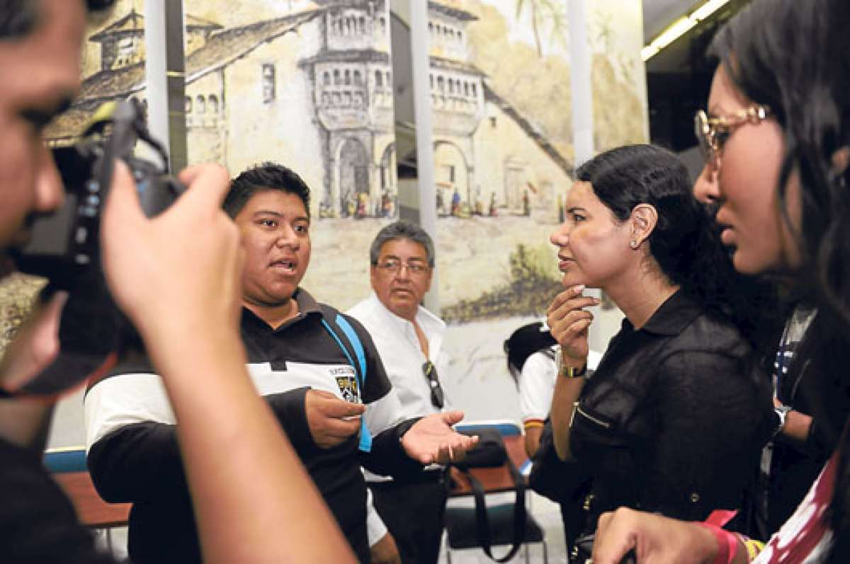 De manera simult&aacute;nea, en Quito y Guayaquil, se present&oacute; la campa&ntilde;a de varios grupos sociales a favor de la Ley de Comunicaci&oacute;n. Foto: Miguel Castro.