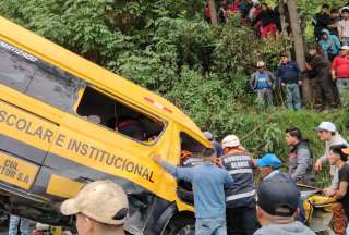 La tarde del domingo, una buseta se volcó en Alausí. En el vehículo viajaban integrantes de un grupo de danza. Hay muertos y heridos. 