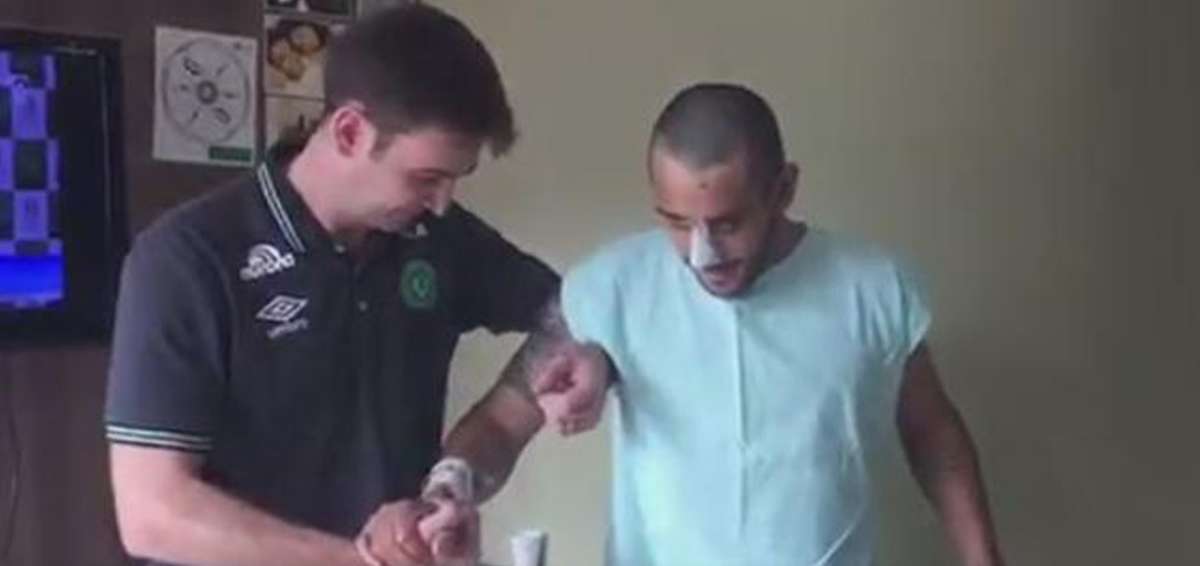 Jugador del Chapecoense se recupera y env&iacute;a saludo a hinchas del f&uacute;tbol