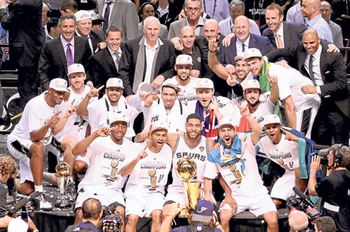 Los tres jugadores fundamentales con los que cont&oacute; el quinteto de San Antonio para llevarse el anillo: (desde la izq.) Tony Parker, Tim Duncan y Manu Gin&oacute;bili. Foto: EFE