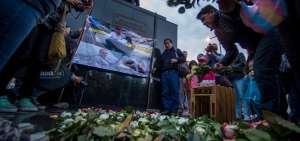 Una ofrenda floral se coloc&oacute; el s&aacute;bado 14 de abril en la Plaza del Periodista, en Quito.