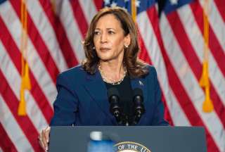 Kamala Harris, vicepresidenta de Estados Unidos, supera por un estrecho margen a su rival republicano Donald Trump, en una encuesta presidencial de intención de voto. 