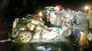 Al menos 2 horas dur&oacute; el rescate de los cuerpos que quedaron entre los fierros retorcidos. Foto: Cortes&iacute;a 