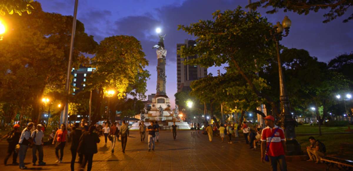 En el parque Centenario se encuentra la Columna de los Pr&oacute;ceres de la Independencia de Guayaquil, un lugar concurrido por cientos de personas diariamente. Foto: Archivo / El Tel&eacute;grafo