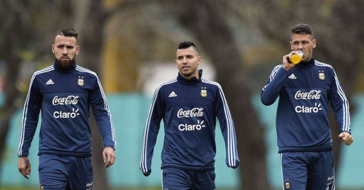 Nicol&aacute;s Otamendi (de izq. a der.), Sergio Ag&uuml;ero y Mart&iacute;n Demichelis en el segundo d&iacute;a de entrenamientos. Foto: AFP