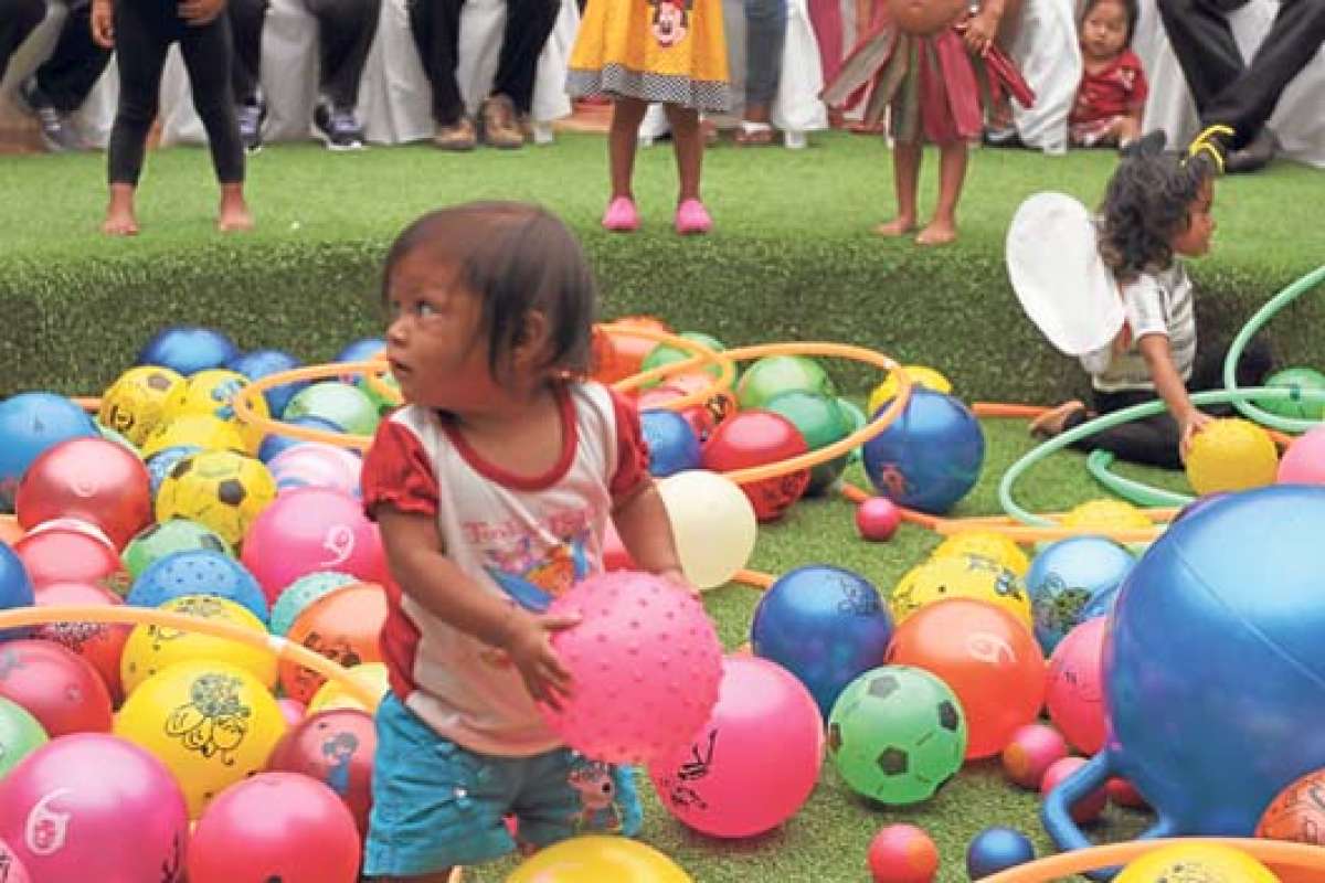 Decenas de padres y madres de familia de Ahuano y Pano, en el Tena, asistieron a la inauguraci&oacute;n de los centros infantiles para los m&aacute;s peque&ntilde;os.  Foto: cortes&iacute;a MIES