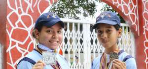 Las estudiantes Briggitte Morcillo y Aleska Le&oacute;n muestran orgullosas las medallas obtenidas. Ellas se preparan d&iacute;a a d&iacute;a para representar al colegio.